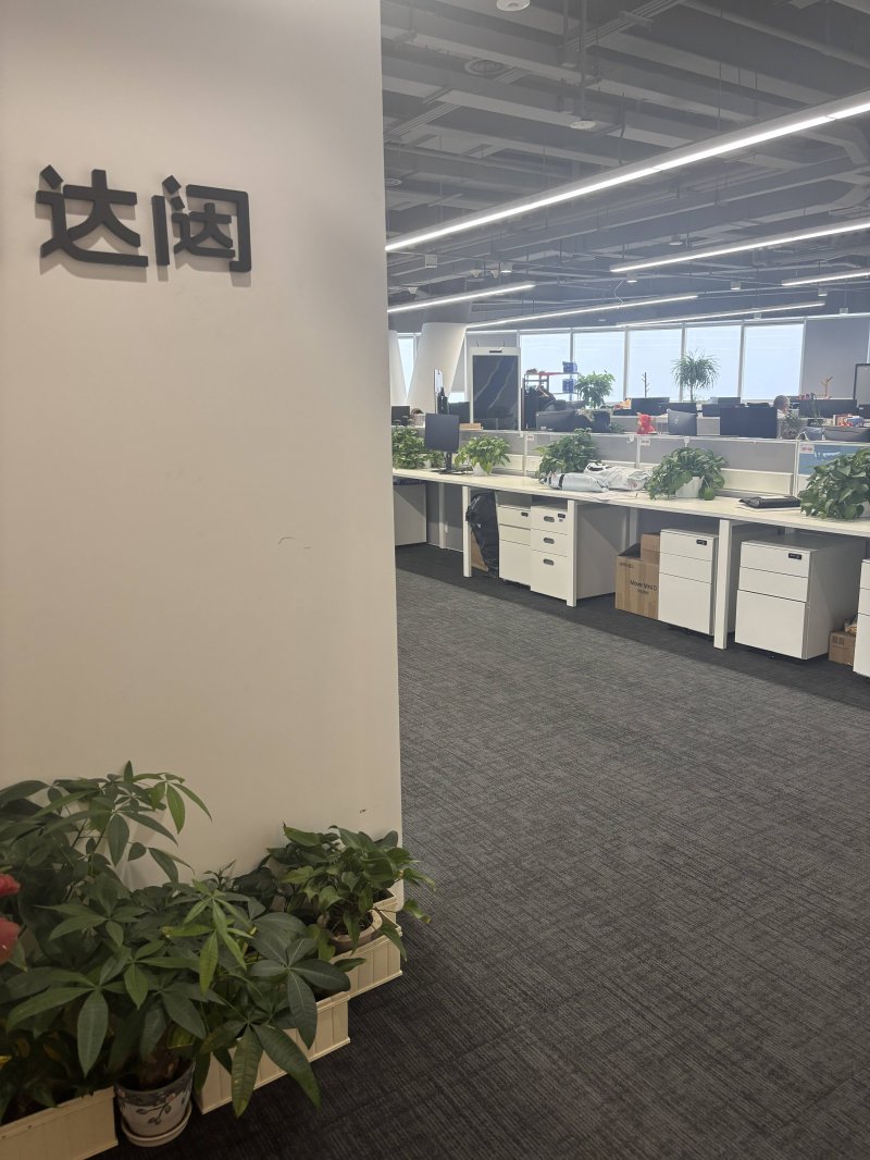 男子醉酒躺街头钱撒一地 巡防员发现后及时救助