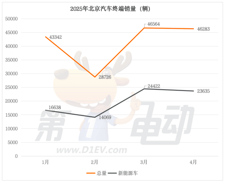 老年人问诊突然下跪道谢 护士单膝跪地托住