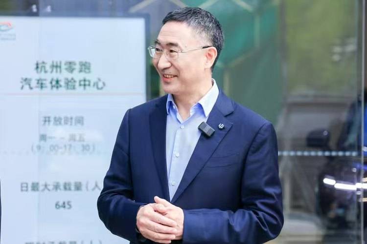 “蜘蛛侠”上车顶很拉风�
？ 郑州交警：涉嫌违法