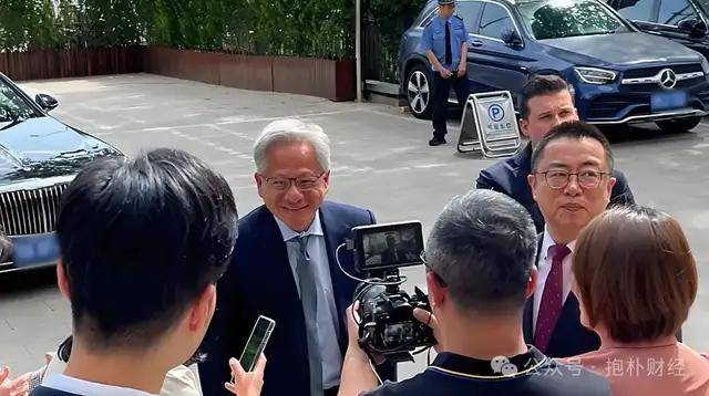 粗心小伙弄丢父亲救命钱 乘客、公交车长接力送回医疗机构